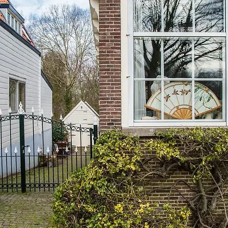 Luxurious 17c Canal Apt - Low Cost Parking